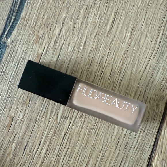 HUDA BEAUTY Coconut Flakes 2.7  Concealer #fauxfilter - Picture 1 of 2